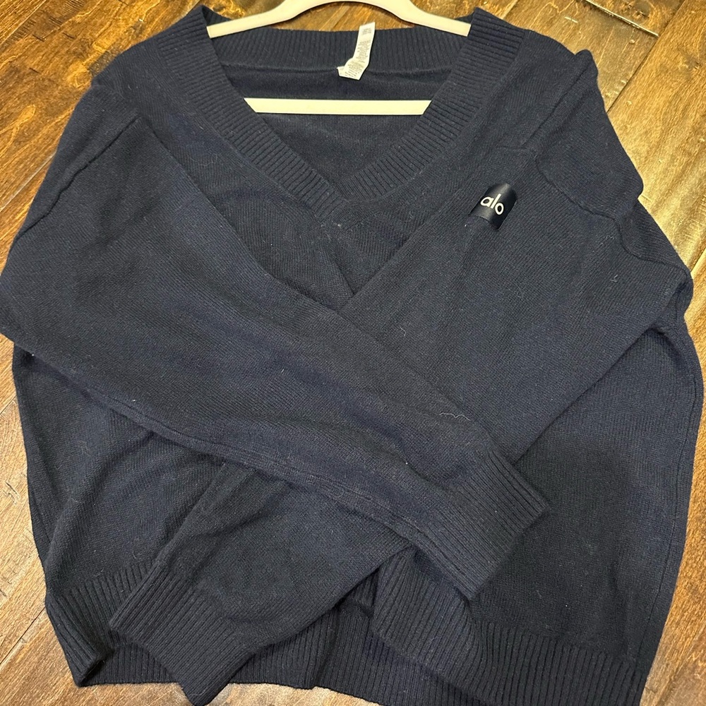 ALO Yoga Women's Cashmere Navy V-Neck Sweater Small EUC